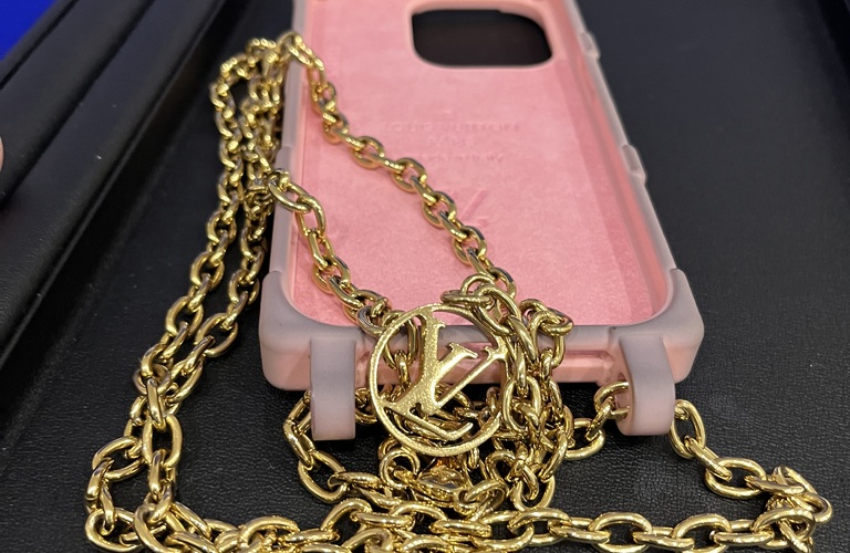 LV スマホケーストランクショルダーチェーンを高く売るなら買取大吉！！