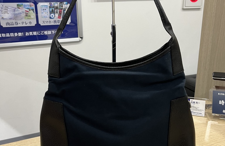 フェラガモ ワンショルダーバックを高く売るなら買取大吉ですね！！