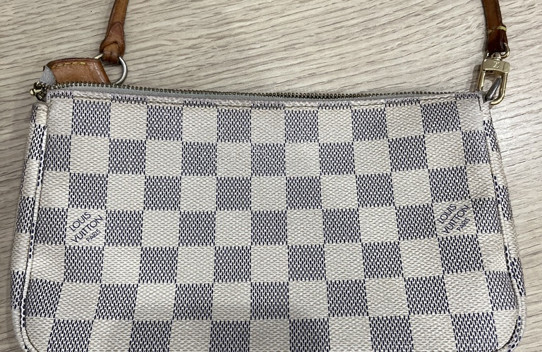 ヴィトン ダミエ アズールポシェット アクセソワールを高く売るなら買取大吉！！