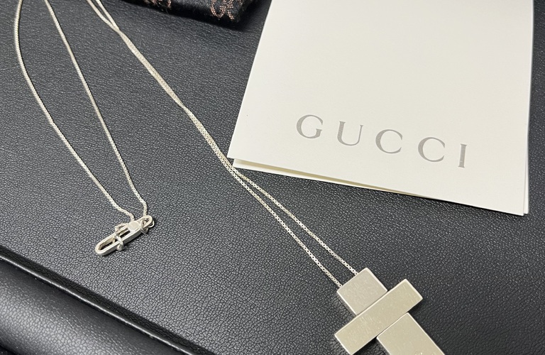GUCCI ロゴ クロスネックレス925