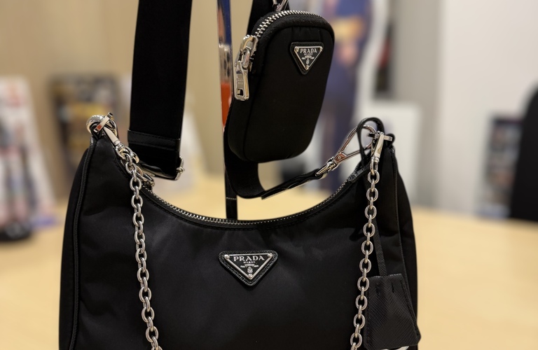 プラダのショルダーバッグを高く売るなら大吉！！