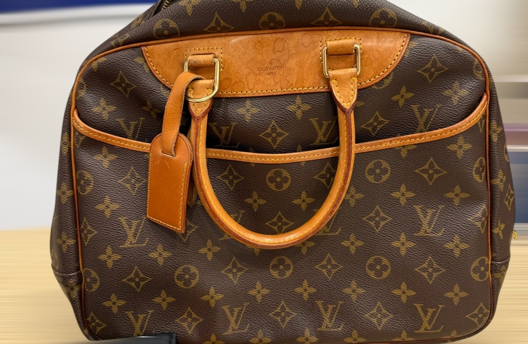 ルイヴィトンのドーヴィル、エルメス、ブルガリなど、 長年大切にされてきたお品物をお持ち込みいただきました。