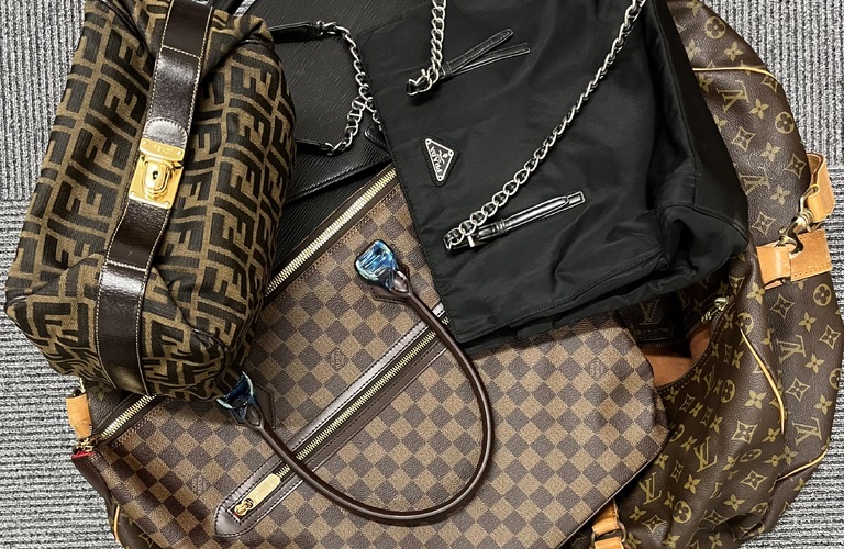フェンディ・プラダ・ヴィトンなどのブランドバッグのお買取ならお任せ下さい！！