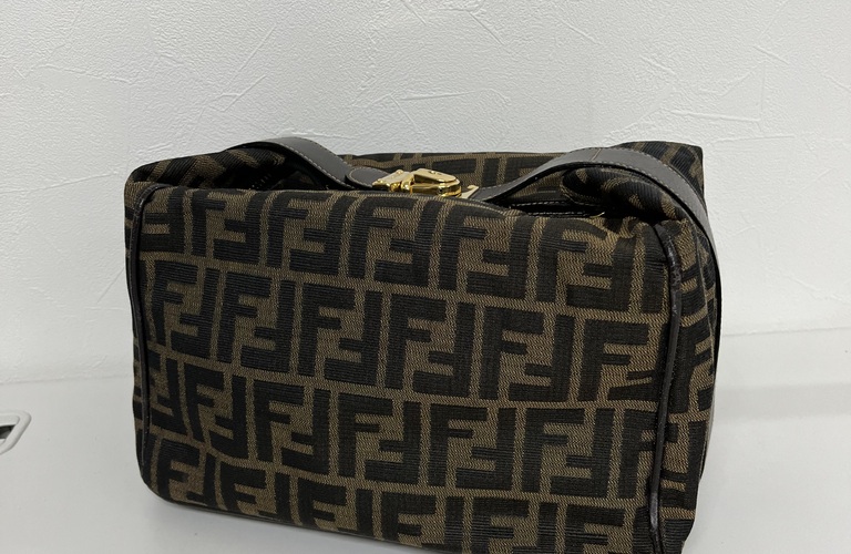 FENDI ズッカ ハンドバッグ ポーチのお買取ならお任せ下さい。