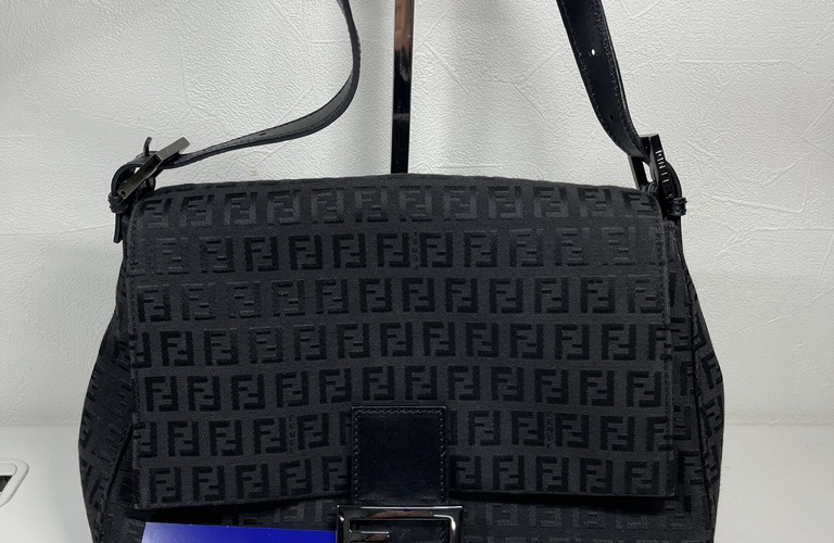 FENDI  マンマバケットショルダーバッグ